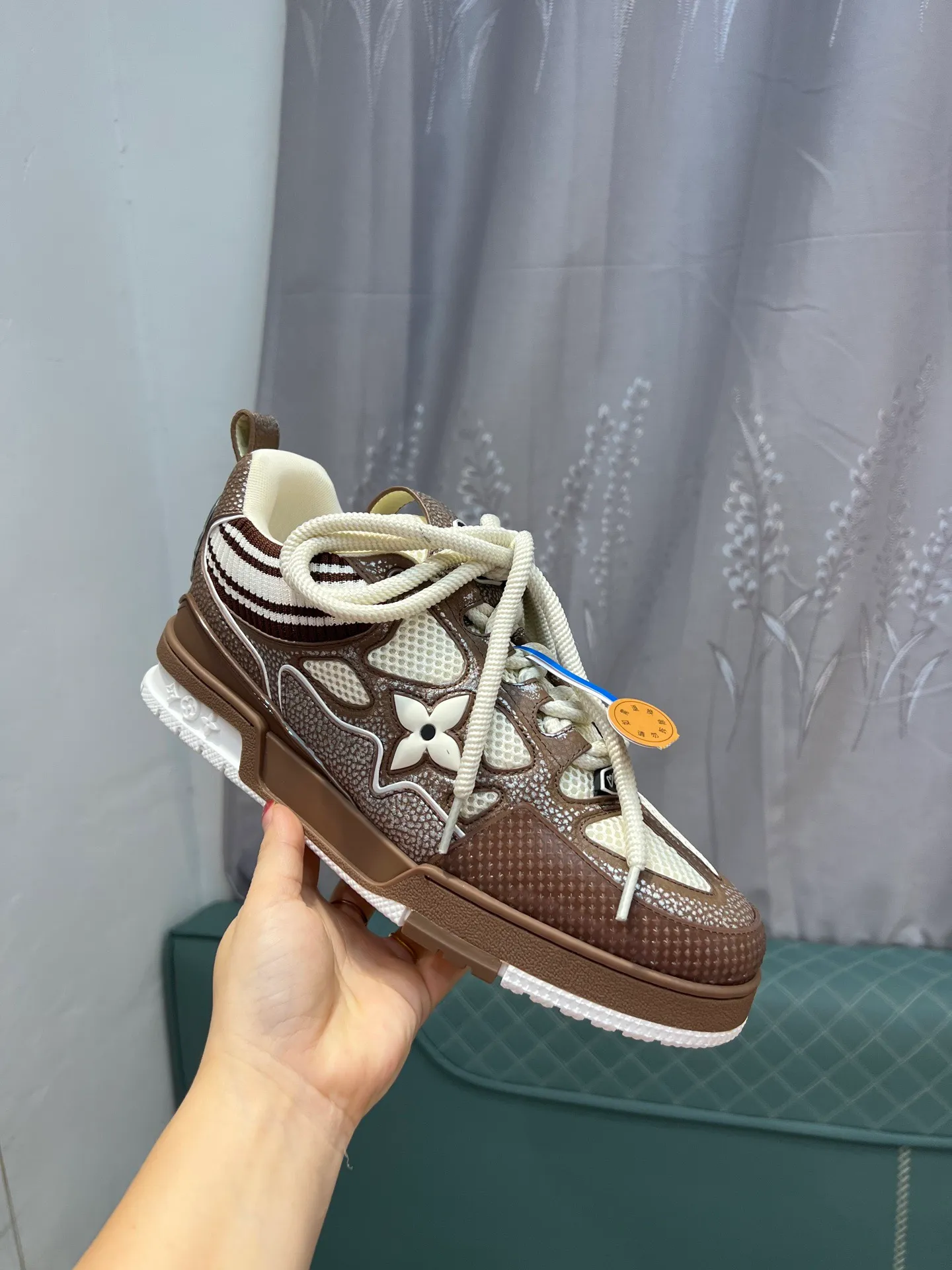 Men's men's shoes💰800 LV top version new style purchasing quality LV~Louis Vuitton LV TRAINER's best-looking sneakers, donkey brand strongly promotes new products, official website limited edition retro basketball sneakers! Both high-top and low-top models spent money to purchase 1:1 accurate reproductions of the originals. The details are invincible and full of sincerity. The imported custom-made original cowhide leather is the same as the original package. The details are 100% restored. The private model customizes the original one-piece TPU outsole. It is different from other brands. Without the original version, this effect cannot be achieved!                Men's and women's models 35-40 39-45 (46 is custom-made and cannot be returned or exchanged)
